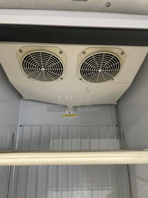 Everest Commercial Single Glass Door Frozen Foods Style Reach In Merchandiser Freezer! With Poly Coated Wire Racks! Model: EMGF23 SN: BMGF2318040020! 115V 1 Phase! - Image 7 of 10