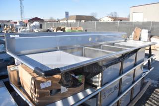 BRAND NEW SCRATCH AND DENT! Regency 600S32030230 Stainless Steel 3 Bay Sink w/ Dual Drain Boards. No Legs.
