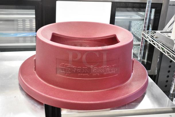 BRAND NEW SCRATCH AND DENT! San Jamar KA5500 KatchAll Magnetic Flatware Retriever 55 Gallon Trash Can Lid - Image 1 of 6