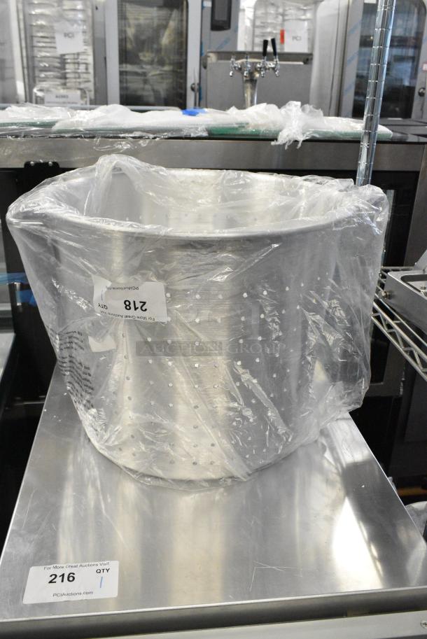 BRAND NEW SCRATCH AND DENT! 40748QTALUMT Choice 48 Qt. Tapered Aluminum Vegetable Colander with Handles - Image 1 of 4