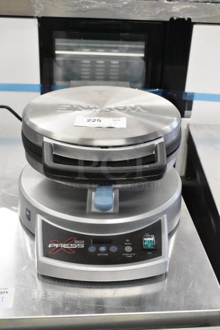BRAND NEW SCRATCH AND DENT! Waring XPress WSC300 13 1/2" Dual-Surface Multipurpose Aluminum Non-Stick Electric Cooktop. 120 Volts, 1 Phase. Tested and Working!