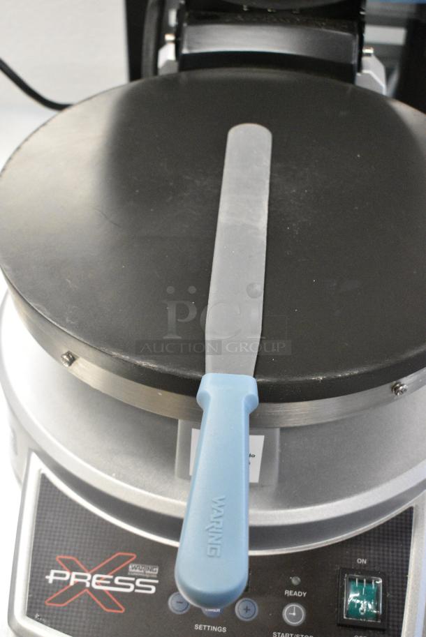 BRAND NEW SCRATCH AND DENT! Waring XPress WSC300 13 1/2" Dual-Surface Multipurpose Aluminum Non-Stick Electric Cooktop. 120 Volts, 1 Phase. Tested and Working! - Image 5 of 8