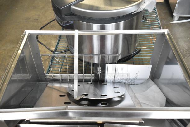 BRAND NEW SCRATCH AND DENT! Avantco 177HDS100 Stainless Steel 100 Dog / 48 Bun Hot Dog Steamer / Merchandiser. 120 Volts, 1 Phase. Tested and Powers On But Does Not Get Warm - Image 7 of 9