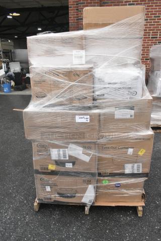 40 BRAND NEW! Boxes Including 50016DWALLW Choice 64 oz. Clear RPET Hinged Deli Container - 200/Case, 3 Box Noble X Large Gloves, 4 Box 129MCR32B Choice 32 oz. Black Round Microwavable Heavy Weight Container with Lid 7 1/4" - 150/Case, 2 box 760SOUP12WPL Choice 12 oz. White Double Poly-Coated Paper Food Cup with Vented Plastic Lid - 250/Case, Choice Take Out Containers, 2 Box 500LSTRWLW Choice 9, 12, 16, 20, and 24 oz. Clear Sip-Through Lid with Extra-Wide Opening - 1000/Case. 40 Times Your Bid!