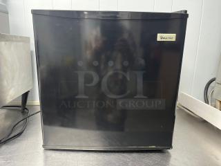 Magic Chef Compact Refrigerator with Single Door Color in Black
