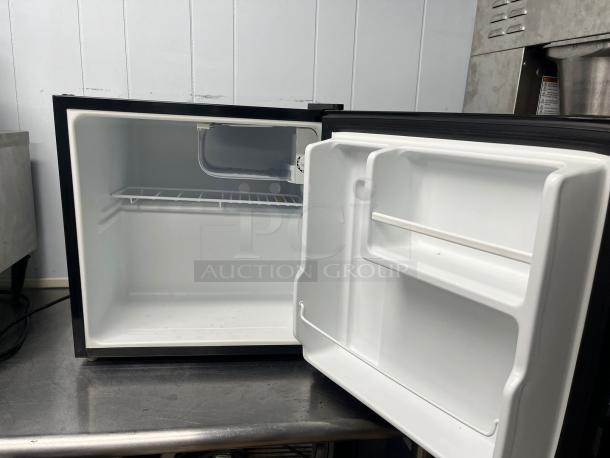 Magic Chef Compact Refrigerator with Single Door Color in Black - Image 2 of 6