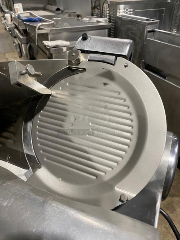 GREAT! Hobart Commercial Heavy Duty Electric Powered Countertop Deli Meat Slicer! Model: 1712E SN: 56-932-680! 115V 1 Phase! On Face-To-Face Commercial Stainless Steel Equipment Cart/Stand! With Legs & Casters! - Image 5 of 10
