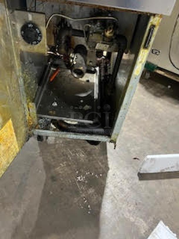 FryMaster Commercial Stainless Steel Natural Gas Powered Deep Fat Fryer! With Back Splash! With Frying Baskets! On Casters! - Image 5 of 7