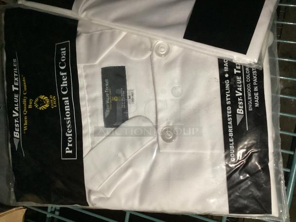 Chefs Coat, Shirt and Apron, Size Medium. 
Qty 3 
Your Bid x 3 - Image 2 of 4
