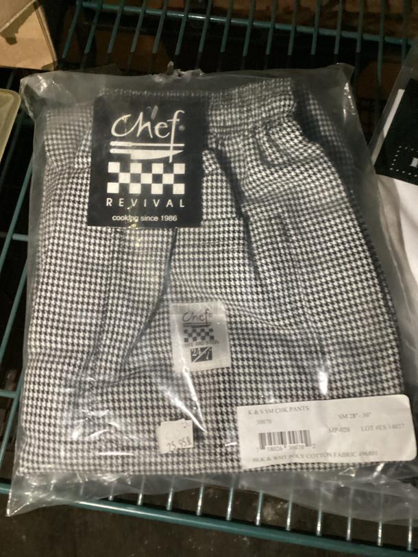 Professional Chefs Coat, Cook Shirt and Apron. Size Small. 
Qty 3 
Your Bid x 3 - Image 2 of 4