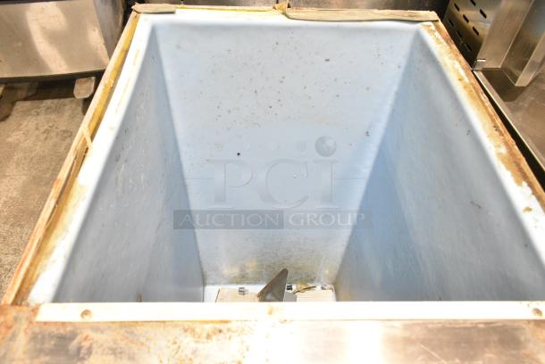 Metal Commercial Ice Bin. - Image 4 of 8