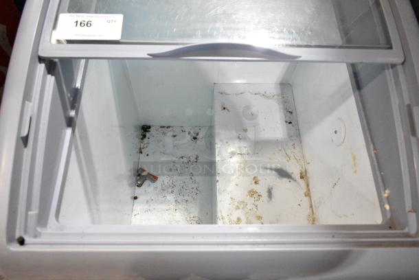 Avantco 360DFC6HCL Metal Commercial Chest Freezer Merchandiser on Commercial Casters. 115 Volts, 1 Phase. Tested and Working! - Image 4 of 8