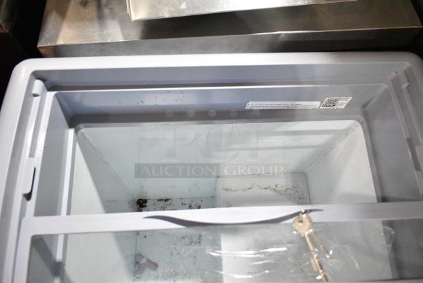 Avantco 360DFC6HCL Metal Commercial Chest Freezer Merchandiser on Commercial Casters. 115 Volts, 1 Phase. Tested and Working! - Image 6 of 8