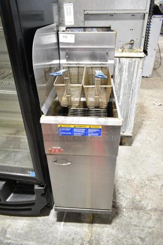 Pitco Frialator 40D Stainless Steel Commercial Floor Style Natural Gas Powered Deep Fat Fryer w/ 2 Metal Fry Baskets and Left Side Splash Guard. 115,000 BTU.