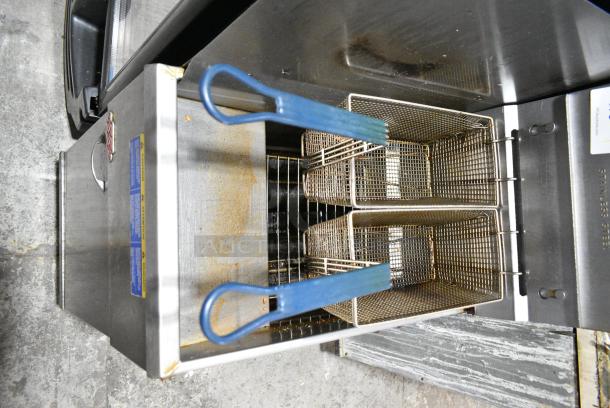 Pitco Frialator 40D Stainless Steel Commercial Floor Style Natural Gas Powered Deep Fat Fryer w/ 2 Metal Fry Baskets and Left Side Splash Guard. 115,000 BTU. - Image 3 of 6