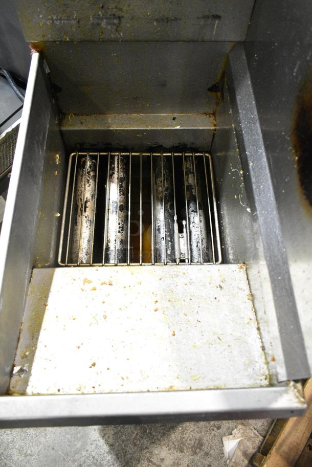 Pitco Frialator 40D Stainless Steel Commercial Floor Style Natural Gas Powered Deep Fat Fryer w/ 2 Metal Fry Baskets and Right Side Splash Guard. 115,000 BTU. - Image 4 of 6