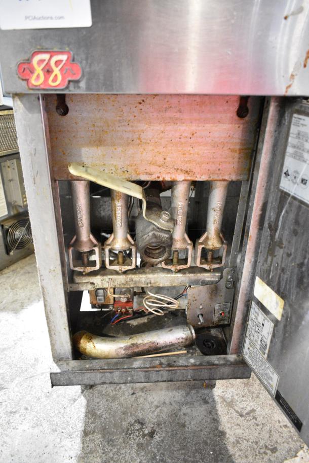 Pitco Frialator 40D Stainless Steel Commercial Floor Style Natural Gas Powered Deep Fat Fryer w/ 2 Metal Fry Baskets and Right Side Splash Guard. 115,000 BTU. - Image 5 of 6