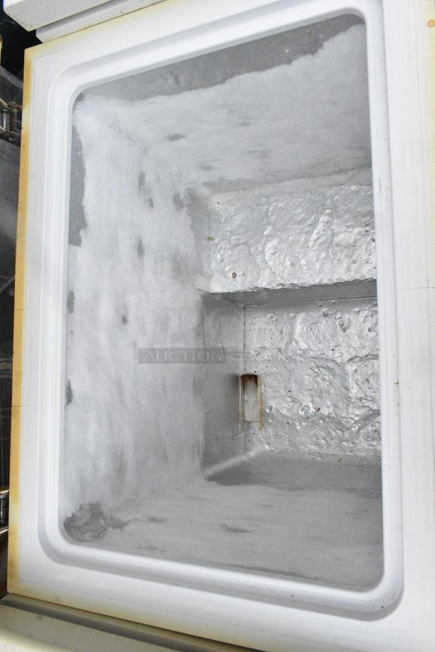 Electrolux FFFC05M2KW Chest Freezer w/ Hinge Lid. 115 Volts, 1 Phase. - Image 2 of 4