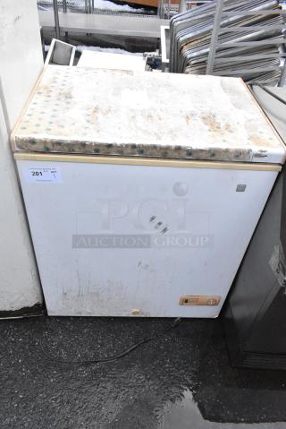 General Electric GE FCM5SUDWW Chest Freezer w/ Hinge Lid. 115 Volts, 1 Phase.