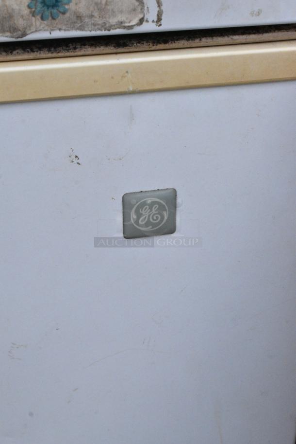 General Electric GE FCM5SUDWW Chest Freezer w/ Hinge Lid. 115 Volts, 1 Phase. - Image 2 of 5