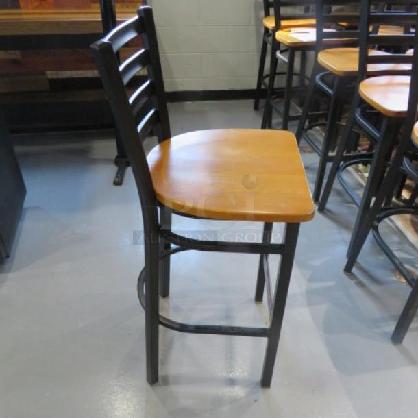 Black Metal Bar Height Chair With Footrest And A Wooden Seat. 2XBID - Image 2 of 3