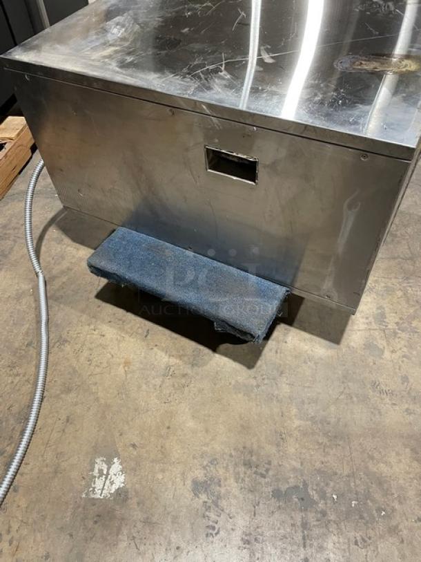 Leego Commercial Stainless Steel Electric Powered Countertop Single Deck Bakery/Pizza Oven! With Iron Bottom! With Sheet Pan! Model: RN-2109E SN: RN2109E1050000790GA! 220V! - Image 3 of 10