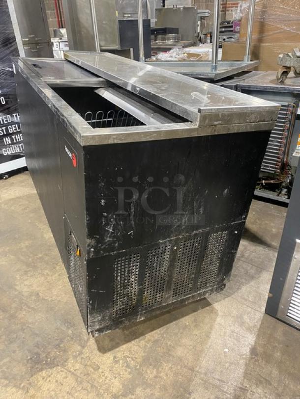 Fagor Commercial Black Deep-Well Horizontal Flat-Top Bottle Cooler! With Stainless Steel Double Top Sliding Lids! With Epoxy Coated Bin Dividers! Model: FBC-65 HC SN: 19072219! 115V 1 Phase! - Image 4 of 9