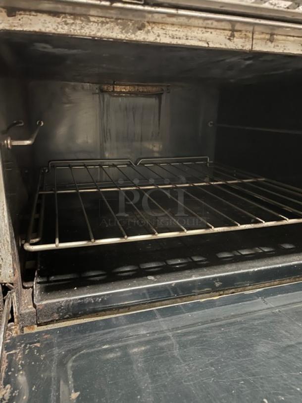 Southbend Commercial Stainless Steel Natural Gas Powered 8 Burner Split Top Hot Plate Range/Double Oven Combo! With Back Splash! With Wired Oven Rack! With Casters! - Image 10 of 14