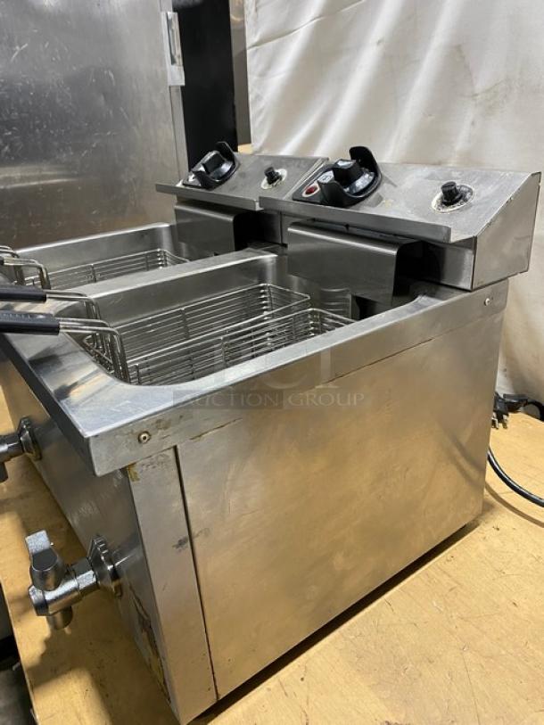 Vollrath Commercial Stainless Steel Electric Powered Countertop Double Bay Deep Fat Fryer! With Individual Controls! With Back Splash & Basket Hanger! With Frying Baskets! Model: FFA8115 SN: H17-00349570-0037 / Model: FFA8130 SN: F49-00299778-0006! 208-240V! - Image 4 of 12