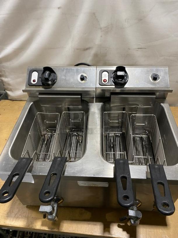 Vollrath Commercial Stainless Steel Electric Powered Countertop Double Bay Deep Fat Fryer! With Individual Controls! With Back Splash & Basket Hanger! With Frying Baskets! Model: FFA8115 SN: H17-00349570-0037 / Model: FFA8130 SN: F49-00299778-0006! 208-240V! - Image 5 of 12