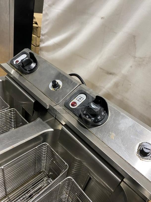 Vollrath Commercial Stainless Steel Electric Powered Countertop Double Bay Deep Fat Fryer! With Individual Controls! With Back Splash & Basket Hanger! With Frying Baskets! Model: FFA8115 SN: H17-00349570-0037 / Model: FFA8130 SN: F49-00299778-0006! 208-240V! - Image 6 of 12