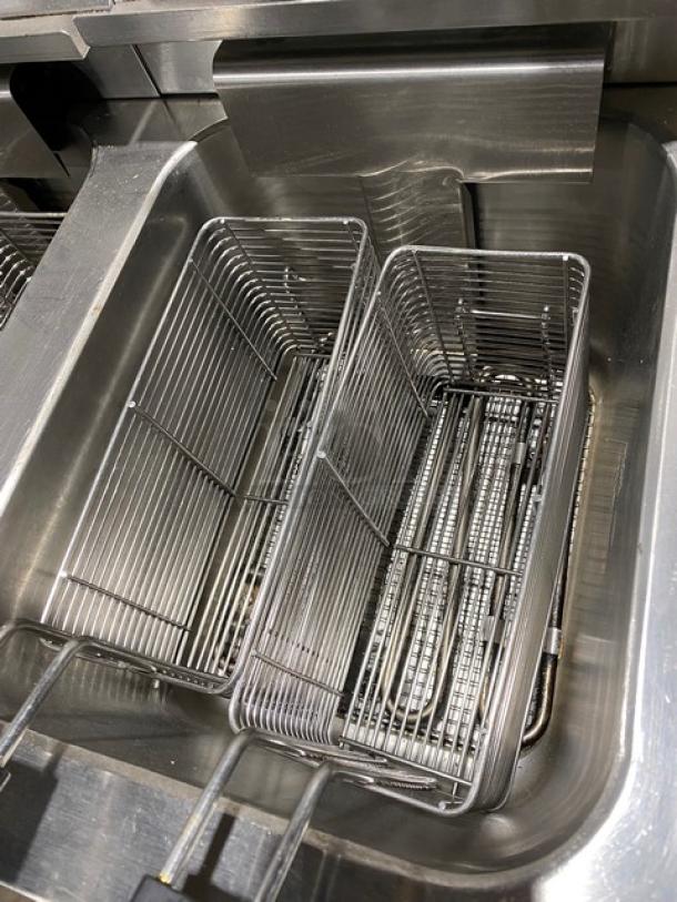 Vollrath Commercial Stainless Steel Electric Powered Countertop Double Bay Deep Fat Fryer! With Individual Controls! With Back Splash & Basket Hanger! With Frying Baskets! Model: FFA8115 SN: H17-00349570-0037 / Model: FFA8130 SN: F49-00299778-0006! 208-240V! - Image 7 of 12