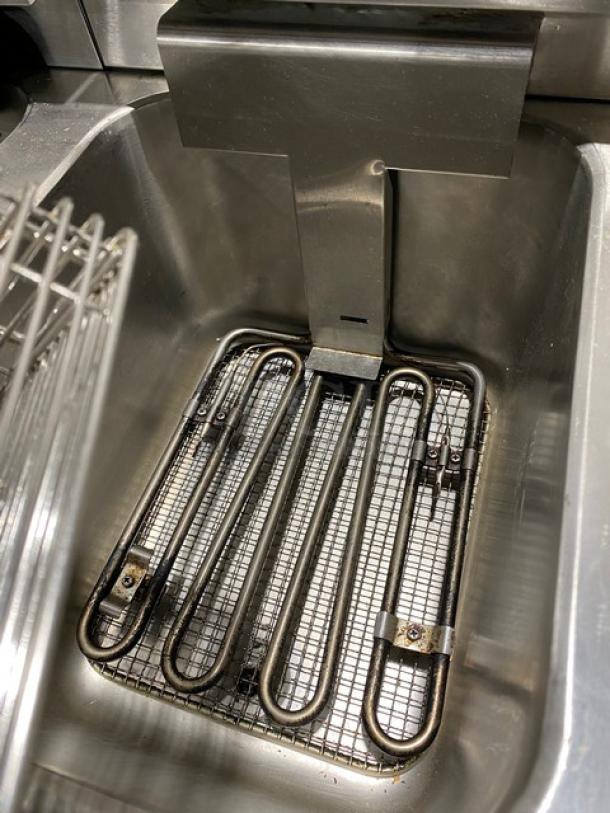Vollrath Commercial Stainless Steel Electric Powered Countertop Double Bay Deep Fat Fryer! With Individual Controls! With Back Splash & Basket Hanger! With Frying Baskets! Model: FFA8115 SN: H17-00349570-0037 / Model: FFA8130 SN: F49-00299778-0006! 208-240V! - Image 8 of 12