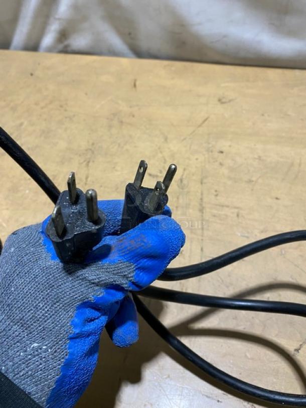 Vollrath Commercial Stainless Steel Electric Powered Countertop Double Bay Deep Fat Fryer! With Individual Controls! With Back Splash & Basket Hanger! With Frying Baskets! Model: FFA8115 SN: H17-00349570-0037 / Model: FFA8130 SN: F49-00299778-0006! 208-240V! - Image 10 of 12