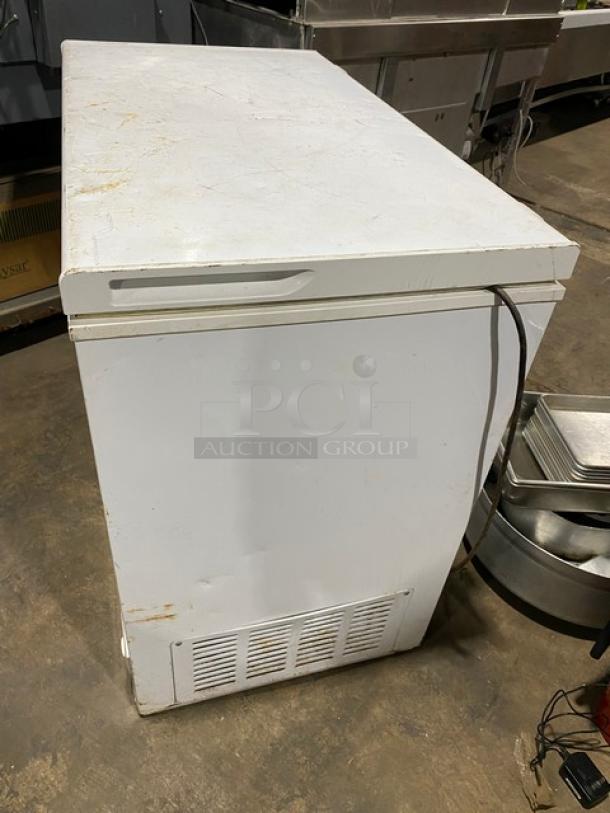 GE Appliances Commercial White Deep Chest Freezer! With Hinged Top Lid! Model: FCM7SUFWW SN: AA105789! 115V 1 Phase! - Image 2 of 10