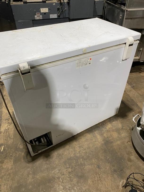 GE Appliances Commercial White Deep Chest Freezer! With Hinged Top Lid! Model: FCM7SUFWW SN: AA105789! 115V 1 Phase! - Image 3 of 10