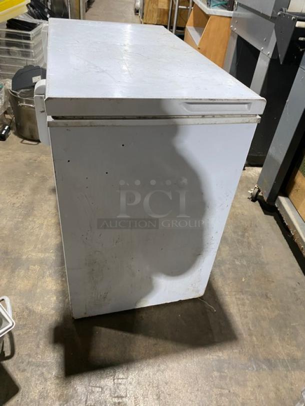 GE Appliances Commercial White Deep Chest Freezer! With Hinged Top Lid! Model: FCM7SUFWW SN: AA105789! 115V 1 Phase! - Image 4 of 10