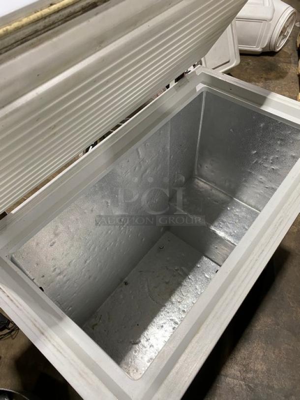 GE Appliances Commercial White Deep Chest Freezer! With Hinged Top Lid! Model: FCM7SUFWW SN: AA105789! 115V 1 Phase! - Image 5 of 10