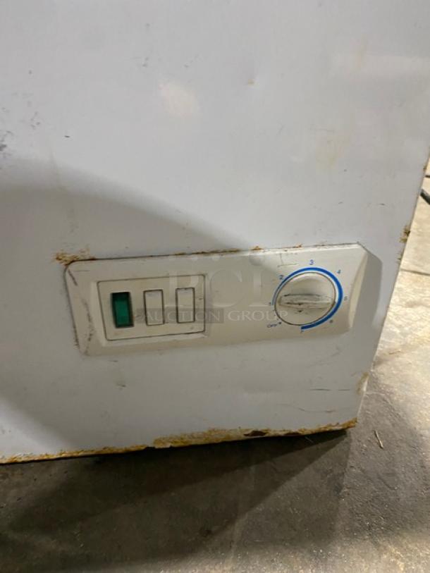 GE Appliances Commercial White Deep Chest Freezer! With Hinged Top Lid! Model: FCM7SUFWW SN: AA105789! 115V 1 Phase! - Image 7 of 10