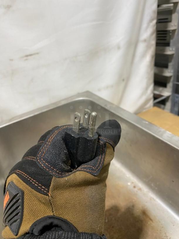 Avantco Commercial Stainless Steel Electric Powered Countertop Food Cooker/Warmer! Model: 177W50CKR SN: 4003935! 120V! - Image 7 of 8