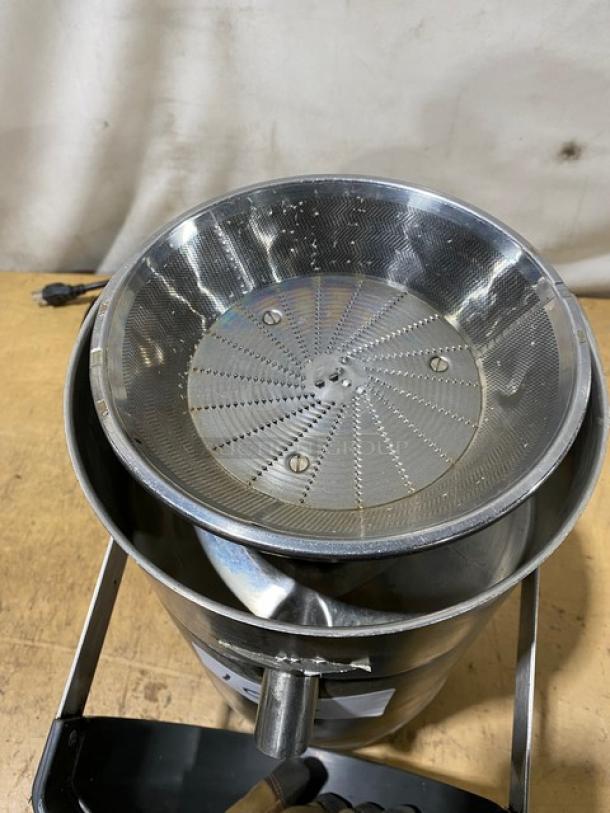 Robot Coupe Commercial Stainless Steel Countertop Automatic Juice Extractor/Centrifugal Juicer! Model: J100 Ultra SN: 7140206703L-11! 120V 1 Phase! - Image 5 of 9
