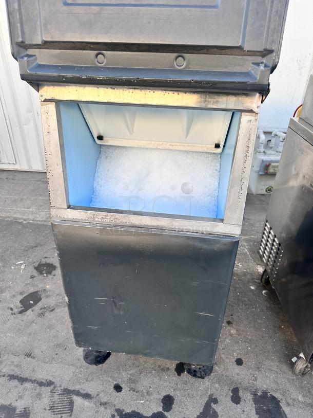 Late Mode Hoshizaki F-450MAJ  SlimLine Flaker Icemaker 115volt Tested and Working! - Image 7 of 11