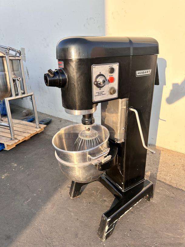 Excellent Hobart D330- 30 Quart Commercial 1-1/4HP, 208V, 1 Phase Dough Mixer Tested and Working! - Image 2 of 9