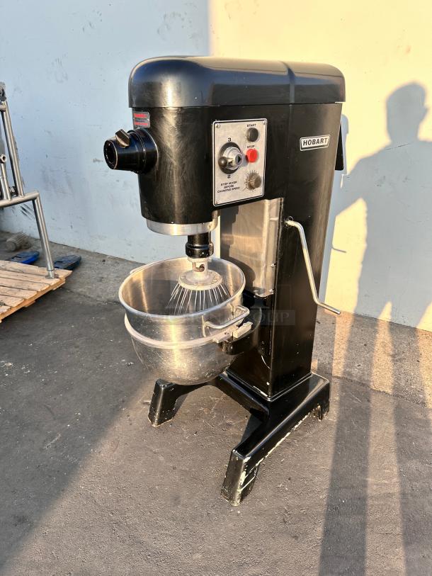Excellent Hobart D330- 30 Quart Commercial 1-1/4HP, 208V, 1 Phase Dough Mixer Tested and Working! - Image 3 of 9