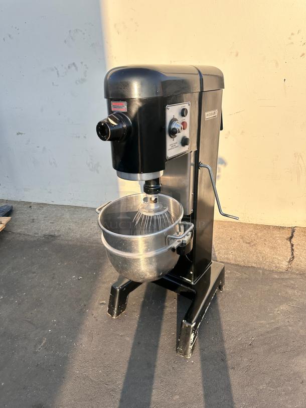Excellent Hobart D330- 30 Quart Commercial 1-1/4HP, 208V, 1 Phase Dough Mixer Tested and Working! - Image 4 of 9