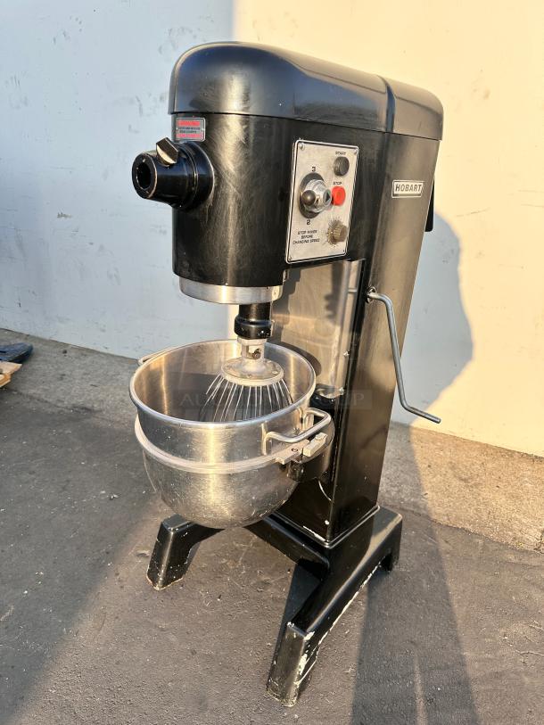 Excellent Hobart D330- 30 Quart Commercial 1-1/4HP, 208V, 1 Phase Dough Mixer Tested and Working! - Image 6 of 9