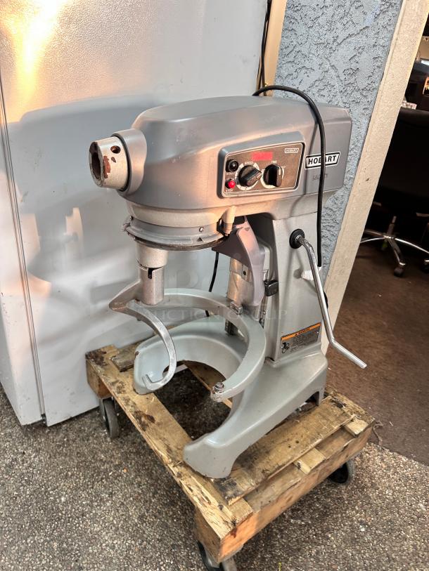 Hobart HL200 Legacy+ 20 qt Planetary Mixer - Bench Model, 1/2 hp, 115volt Tested and Working! 'needs bowl' - Image 3 of 8