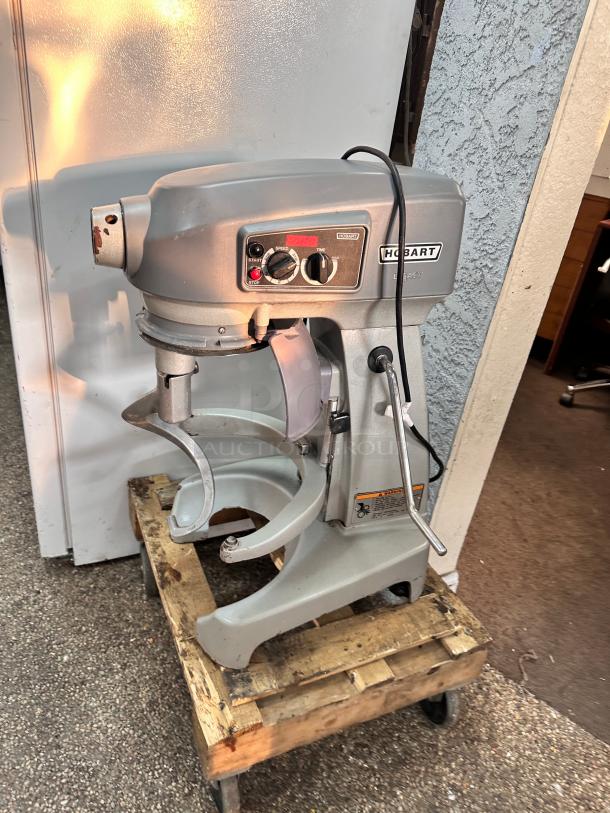 Hobart HL200 Legacy+ 20 qt Planetary Mixer - Bench Model, 1/2 hp, 115volt Tested and Working! 'needs bowl' - Image 4 of 8