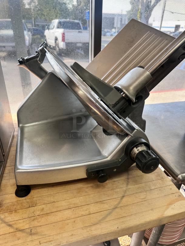 Excellent Hobart 2812 12" Blade Commercial Manual Meat Slicer 115volt Tested and Working! - Image 3 of 7