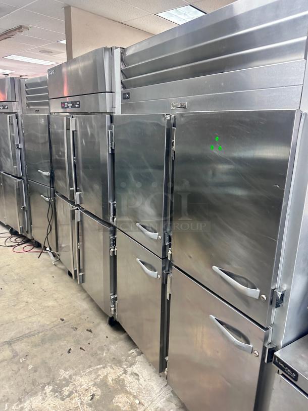 Excellent Traulsen G20003 52" Two Section Reach-In Refrigerator w/ 4 Solid Half-Doors 46 cu. ft. 115volt Tested and Working! - Image 3 of 8